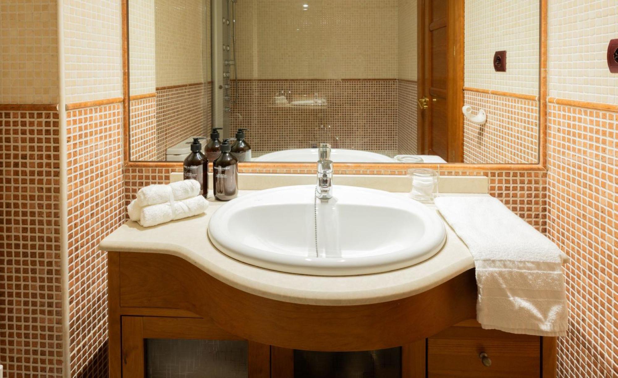 One Bedroom Apartment In Chueca Madrid Bagian luar foto